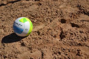 Os benefícios surpreendentes de jogar vôlei de praia para a saúde